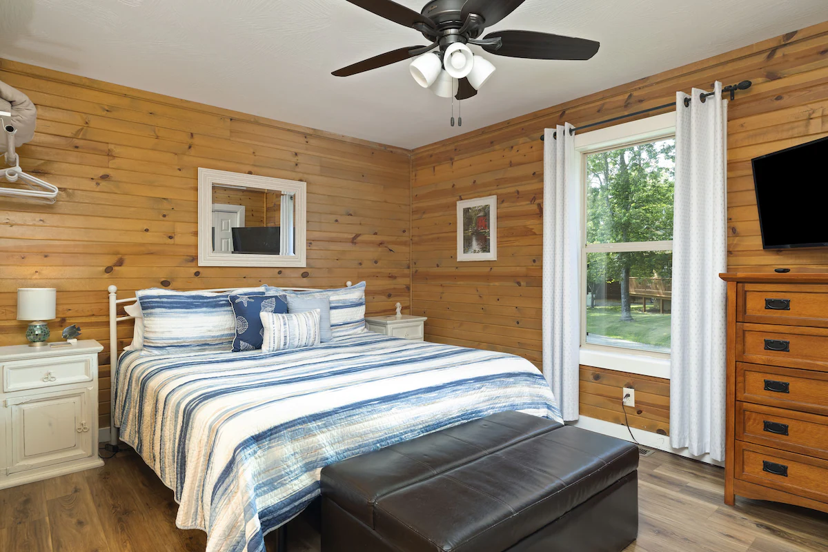 Serene Lakefront Cabin
