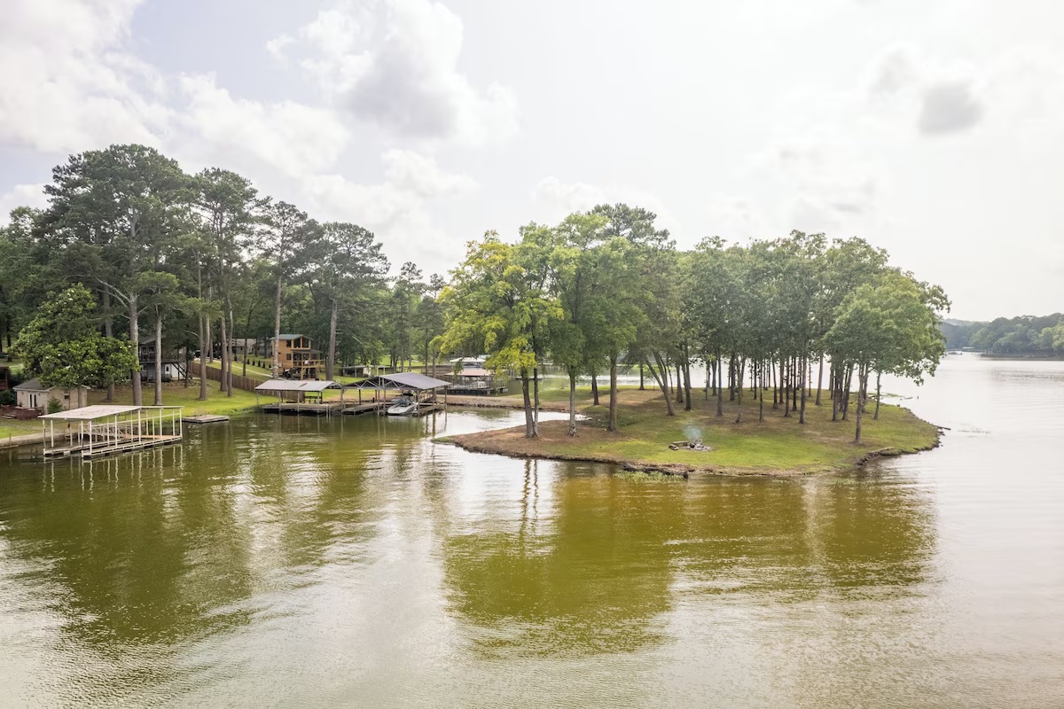 Lakefront Treehouse, private island on Lake Hamilton