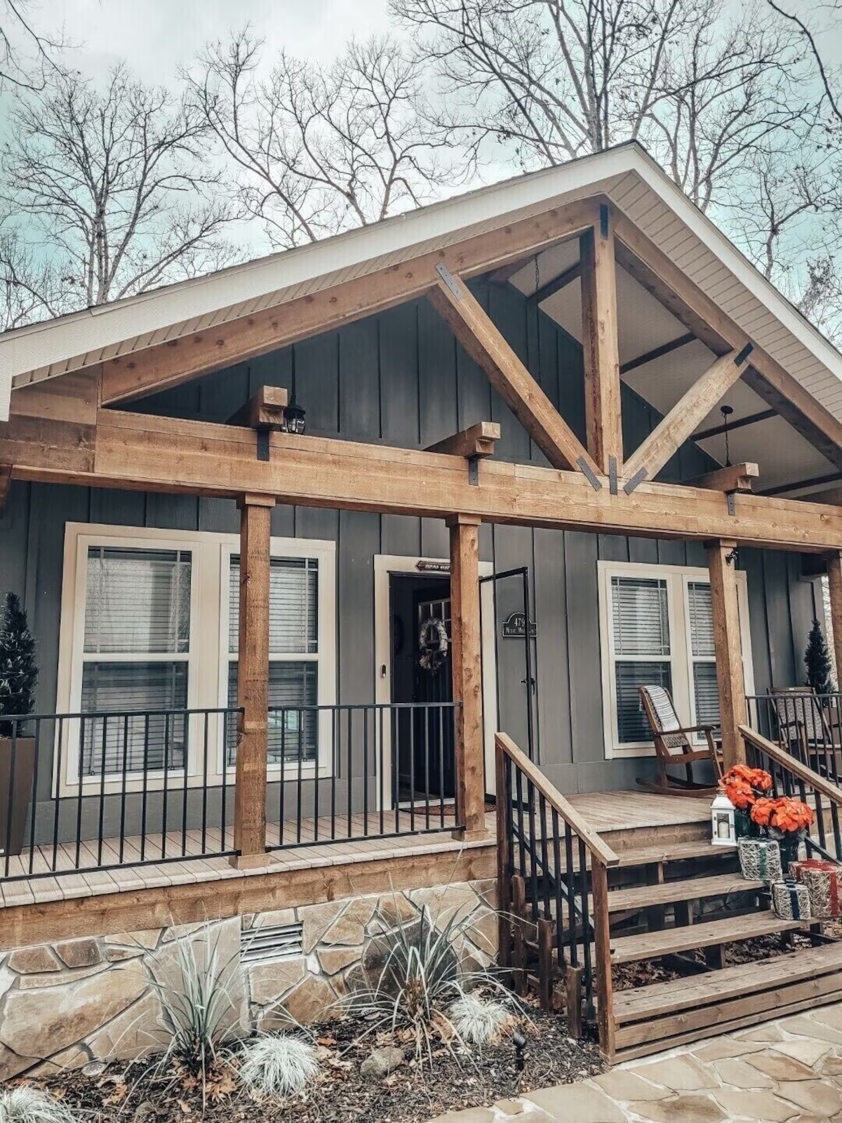 Robin’s Nest Cabin on a quiet cove of Lake Hamilton