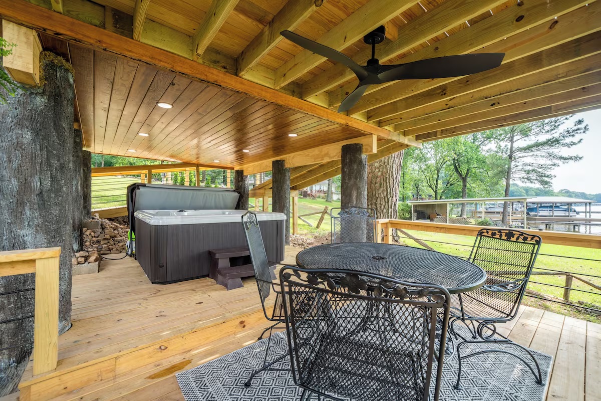 Lakefront Treehouse, private island on Lake Hamilton