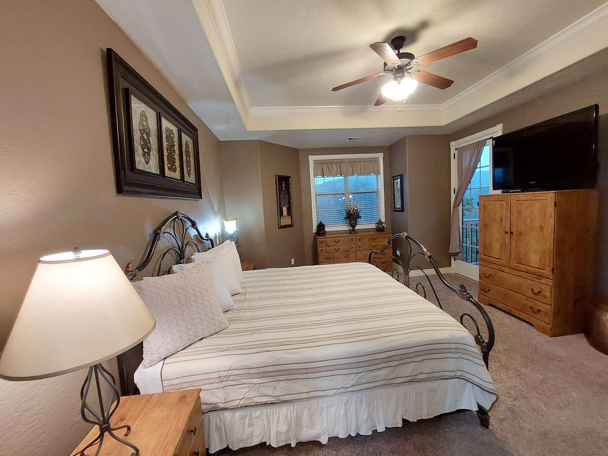 Walk-in Lakefront Cabin, Branson, Missouri