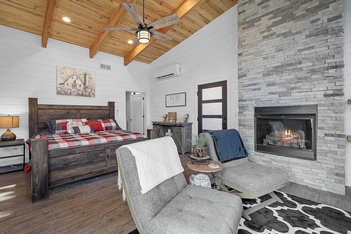 Cozy Lakeside Cabin
